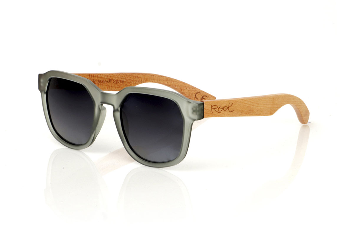 Wood eyewear of Maple MOON GREY. MOON GRAY glasses with transparent matte gray PC hexagonal frame and maple wood temples. Ideal for adding a unique touch to your style, these glasses fuse modernity with the natural charm of wood. They are super comfortable and perfect to protect you from the sun with a lot of style. Designed for women who love to combine trends and have a commitment to the environment. Try them and give your look an extra touch of originality. Front measurement: 148x50mm. Caliber: 53 for Wholesale & Retail | Root Sunglasses® 